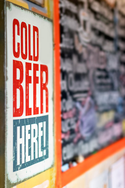 这里的招牌广告放置在街道上，户外。图片下载