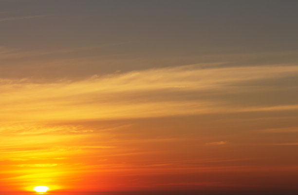 美丽的红色日落和明亮的太阳在地平线上图片下载