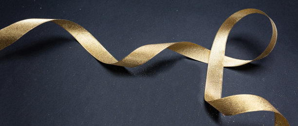 黑色背景上的金色缎带，旗帜图片下载