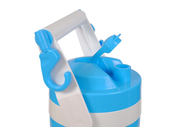 近距离的冰水桶在白色的背景。图片下载