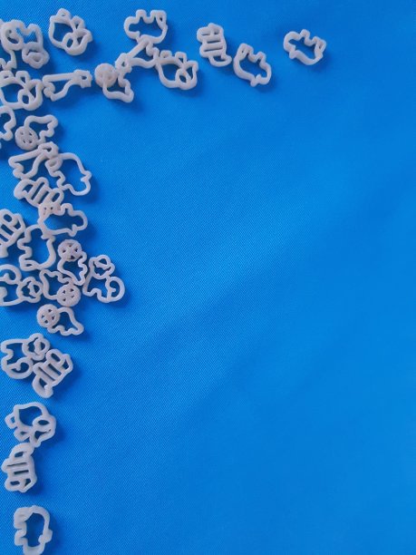 蓝色背景上的意大利面，动物和机器的形象图片下载