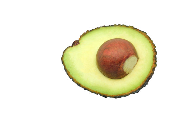 新鲜切成一半的鳄梨水果。棕色圆形种子孤立在白色背景和剪切路径图片下载