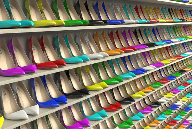 货架上摆放着许多色彩鲜艳的尖头高跟鞋。色彩丰富的经典风格的高跟鞋的广泛选择。3 d渲染。图片下载