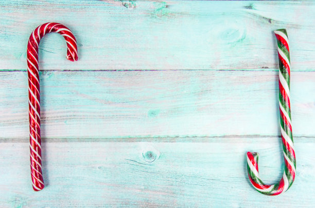 圣诞节的背景。两种不同的圣诞拐杖糖图片下载