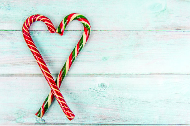 圣诞节的背景。两种不同的圣诞拐杖糖图片下载