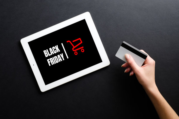 “黑色星期五”的概念。女士手持信用卡，在平板电脑上打开电子商务商店页面进行在线支付图片下载