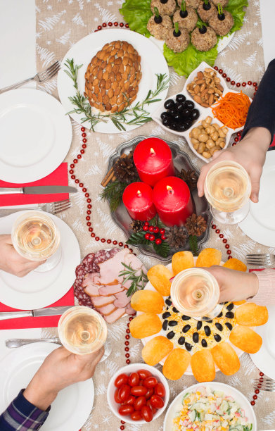圣诞新年晚餐概念。家人在装饰好的节日餐桌上庆祝圣诞节或新年图片下载