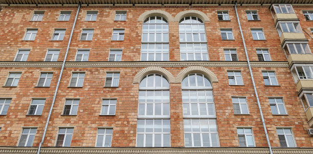 正面的砖墙和宽窗户的典型住宅在莫斯科图片下载