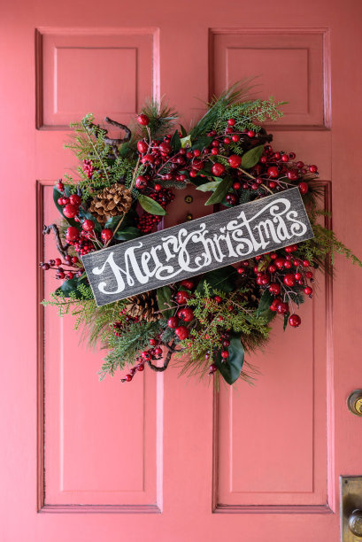 粉红色的门上挂着圣诞花环图片下载