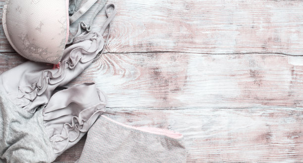 灰色女性内衣设置在木制背景图片下载