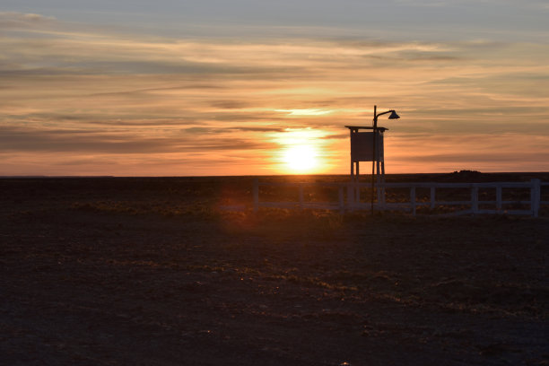 日落太阳与炮塔的观点图片下载