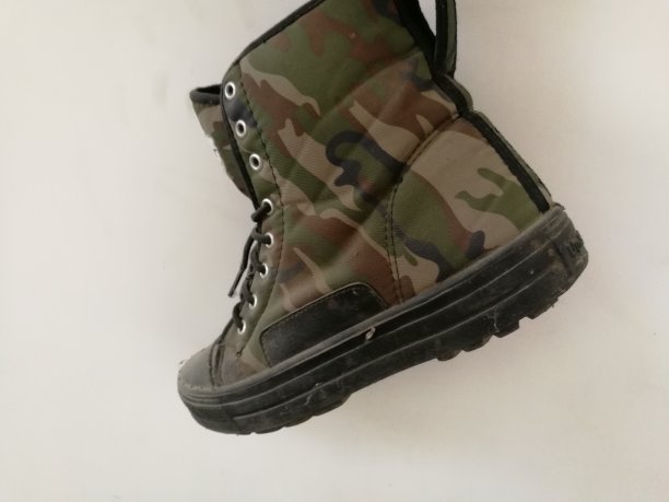 军靴士兵的靴子/肮脏粗糙的靴子图片下载