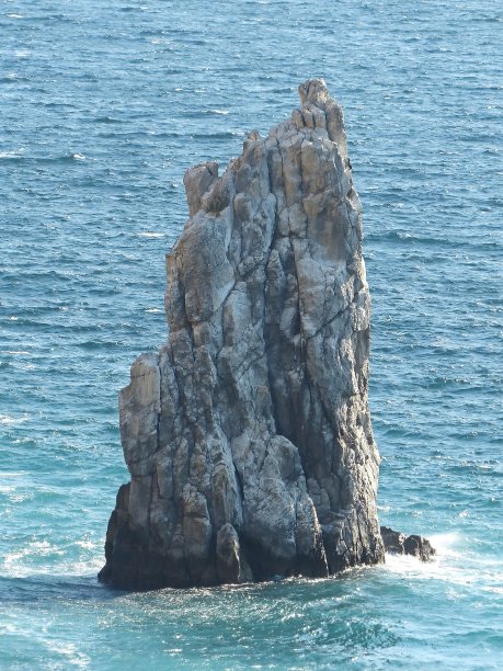 帕鲁斯岩石——克里米亚南部海岸的一块低矮岩石，是利门-布伦角的一部分。1927年地震后，地峡坍塌，岩石与海岸分离。图片下载
