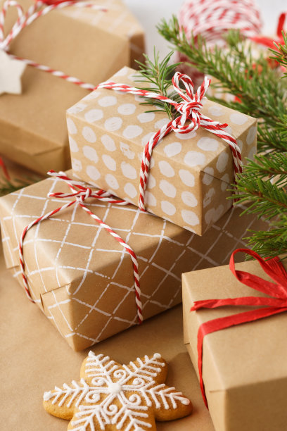 手工制作的礼物盒和圣诞装饰品。图片下载