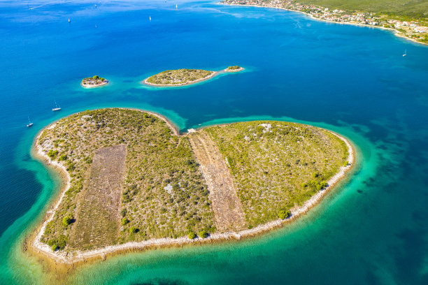 克罗地亚，亚得里亚海，无人机拍摄的令人惊叹的心形Galesnjak岛图片下载