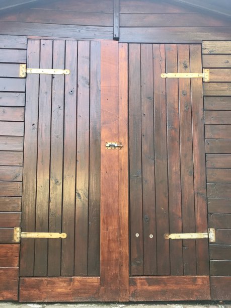 旧的小木屋的门图片下载