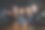你拍照。朋友们手里拿着酒在酒吧里休息。在谈话图片下载