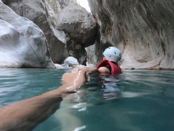 女人在安全夹克享受极限冒险徒步峡谷河国家公园图片下载