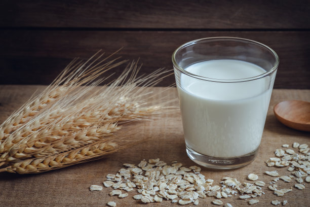 木桌上放着一杯燕麦牛奶图片下载