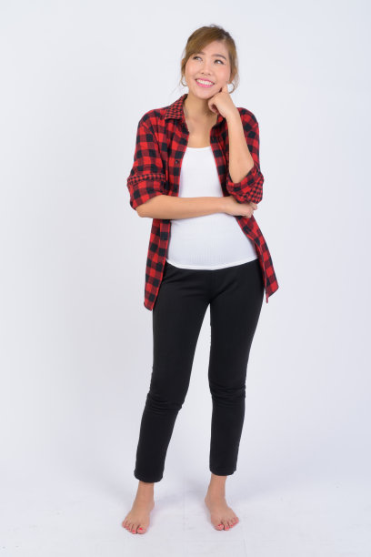 年轻快乐的亚洲潮女思考的全身照片图片下载