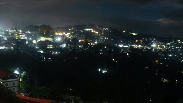 繁忙的城市灯光小镇坐落在山上。图片下载