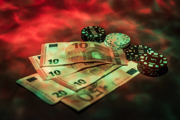 赌场抽象的照片。红色背景上的扑克游戏。主题的赌博。图片下载