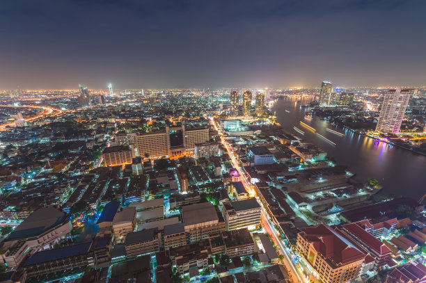 全景城市景观商业区从高空在黄昏(暹罗silom中心曼谷，泰国)图片下载