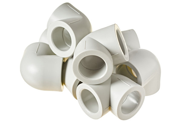 堆聚丙烯，塑料角90度，用于连接水管或其他液体加热房间隔离在白色背景无阴影。特写镜头图片下载