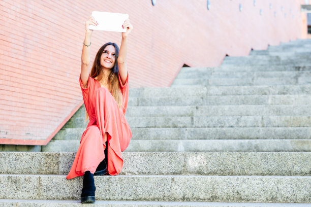 年轻漂亮的女人在街上自拍图片下载