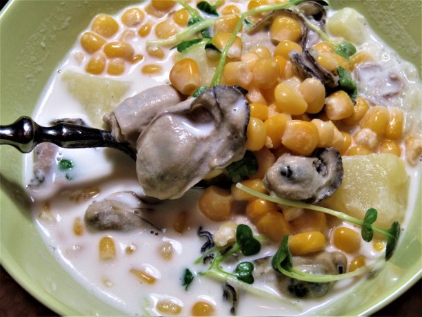 玉米、土豆和奶油的浓牡蛎汤。特写镜头。图片下载