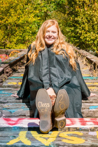 少女摆姿势为一个高中高年级的人像照片户外在一座桥上图片下载