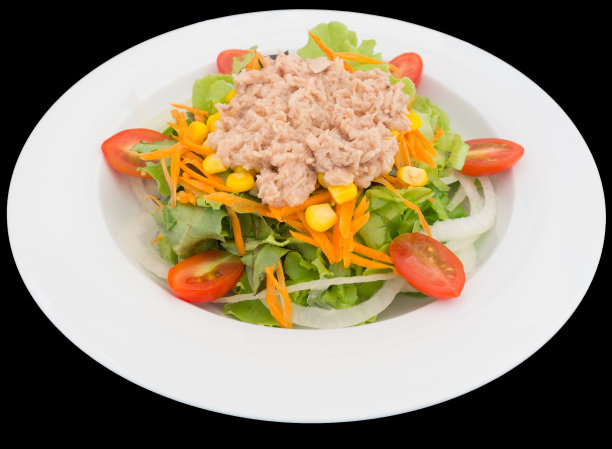 金枪鱼沙拉与生菜和西红柿孤立的黑色背景与剪报路径图片下载