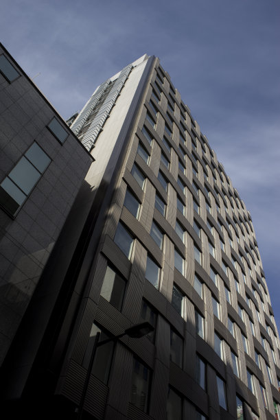 日本东京银座的办公楼和蓝天图片下载