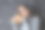 漂亮的年轻女子与礼品包装微笑在黑色的背景图片下载