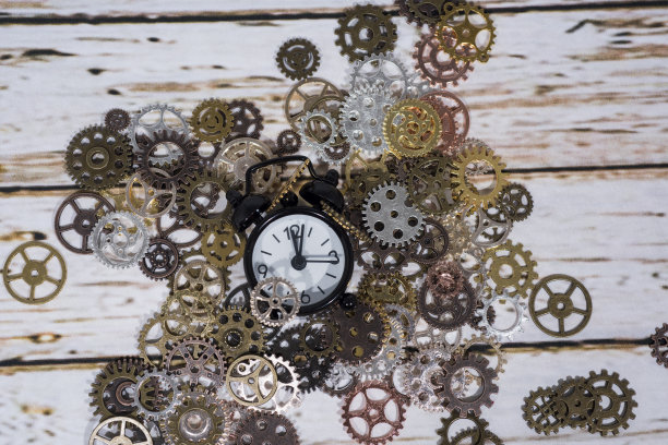 钟表齿轮放在桌子上。返修时钟抽象照片图片下载