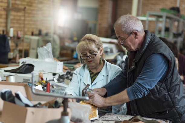 鞋匠在工厂工作-团队合作图片下载