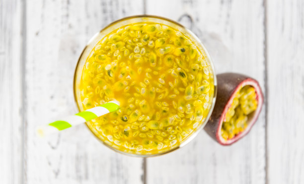 在老式的木桌上放着石榴汁(选择性聚焦;特写镜头)图片下载