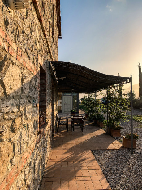 意大利乡村的一间石头小屋的天篷和桌椅。图片下载