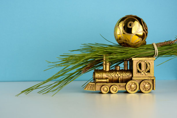 玩具火车载着圣诞球和圣诞树。图片下载