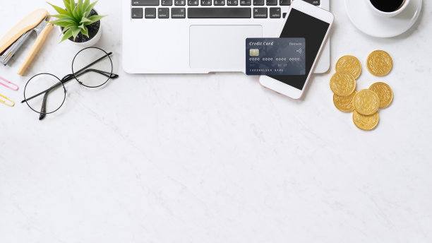 用信用卡在线支付的概念与智能手机，笔记本电脑上的办公桌上干净明亮的大理石桌子的背景。图片下载