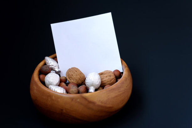 新年决心，平躺拍摄从上面与手写的字和拷贝空间，在黑色的背景图片下载