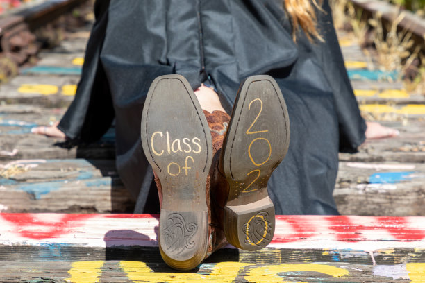 牛仔靴的下摆，上面写着“2020级”图片下载