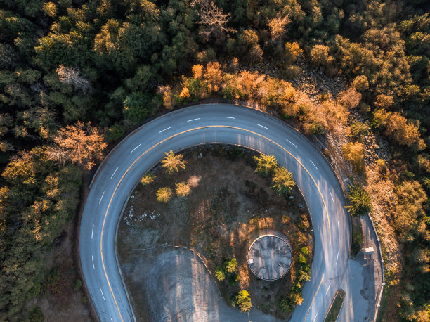 金色的秋天的颜色在空中拍摄的山路。图片下载