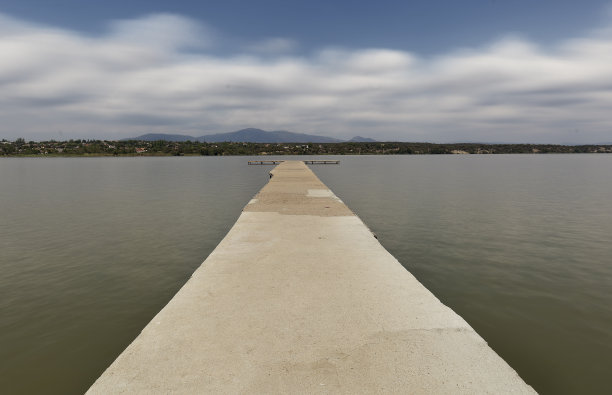 在西班牙托莱多省的一个沼泽中的码头。图片下载