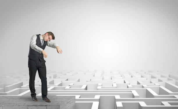 一个困倦的商人在迷宫的顶端图片下载