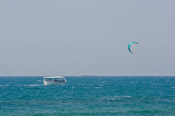 在海平线上的旅游船遇到风筝冲浪者阿达波贾纳黑山图片下载