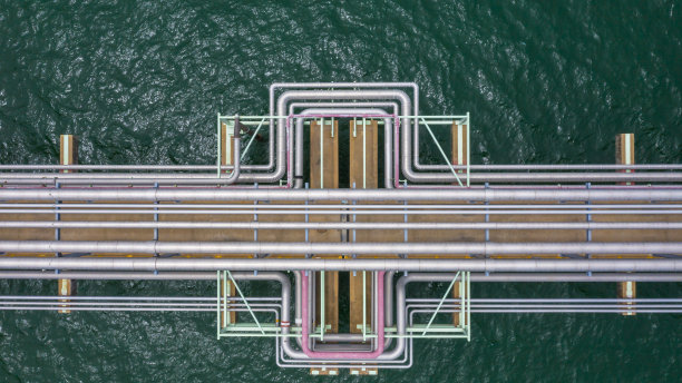 鸟瞰图天然气和石油管道在海洋图片下载