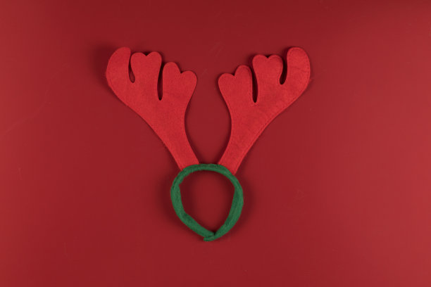 红色背景上滑稽的圣诞鹿角图片下载