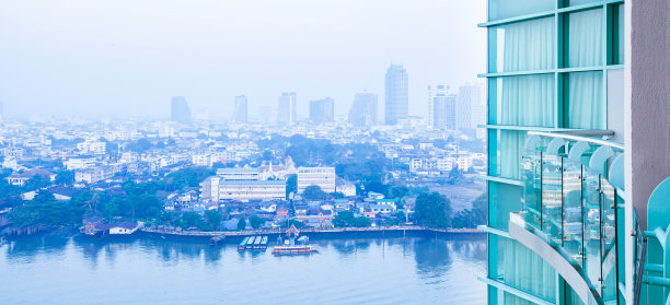 从高层现代玻璃上的房间阳台眺望广阔的天际线。图片下载