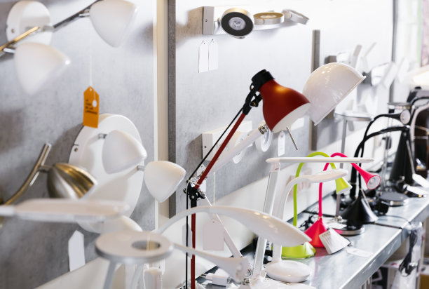 不同的台灯在设计师商店的图片图片下载